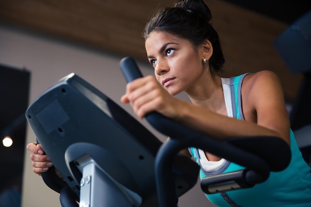 Retrato de mujer atractiva entrenar en el gimnasio