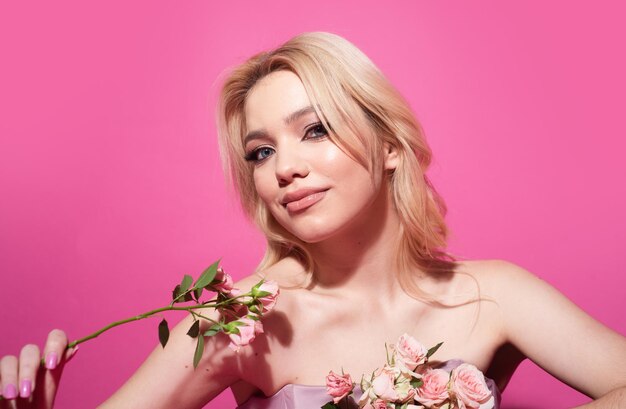 Retrato de mujer atractiva con rosa día de San Valentín vacaciones día de cumpleaños retrato de rostro inalterado