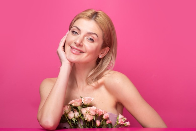 Retrato de mujer atractiva con rosa rosa Hermosa chica de moda headshot retrato Concepto de cosméticos de perfume Nofilter piel inalterada