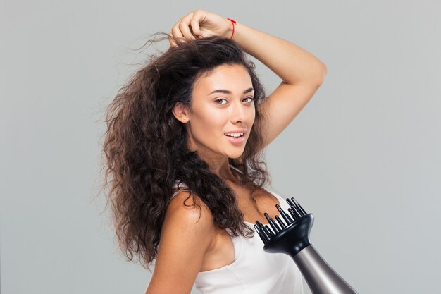 Retrato de mujer atractiva se seca el pelo