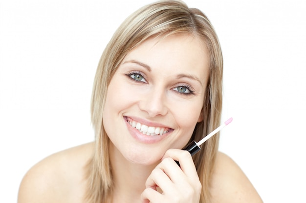 Retrato de una mujer atractiva sosteniendo un lápiz labial