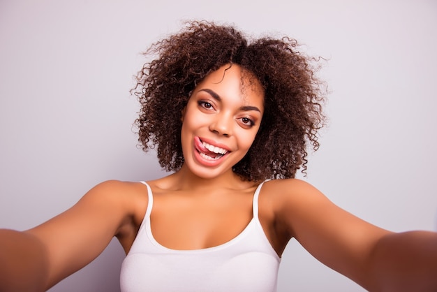 Retrato de una mujer atractiva tomando selfie