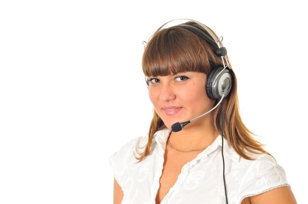 Retrato de mujer con auriculares en blanco aislado