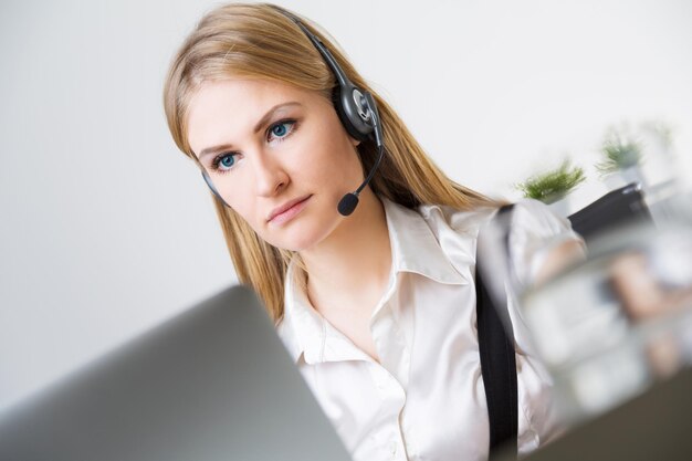Retrato de mujer con auriculares