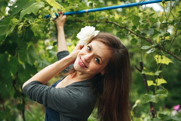 Foto retrato de una mujer auténticamente feliz sin maquillaje