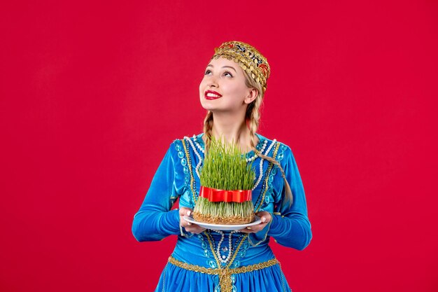 Retrato de mujer azerí en traje tradicional con estudio semeni disparó fondo rojo concepto primavera étnica