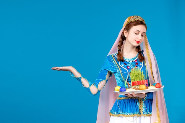 Retrato de mujer azerí en traje tradicional con xonça