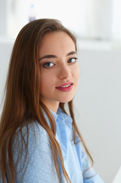 Retrato de mujer en backgroung gris