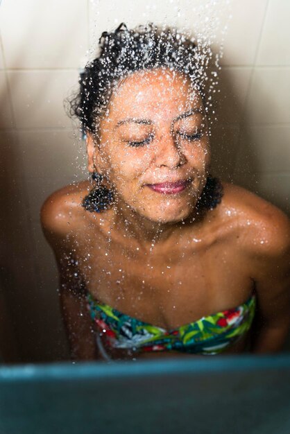 Retrato de una mujer en el baño lavándose