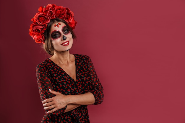 Retrato de mujer bastante aterradora posando en traje mexicano en el día de los muertos