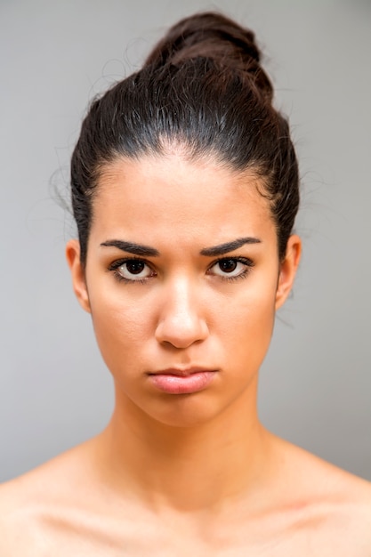 Foto retrato de la mujer bastante joven en el estudio