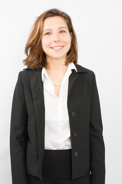 Retrato de mujer bastante joven posando sobre fondo blanco concepto de mujer de negocios