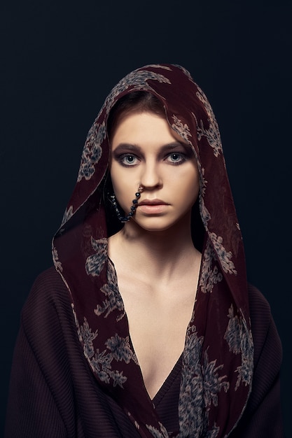 Retrato de una mujer en bata de baño con capucha