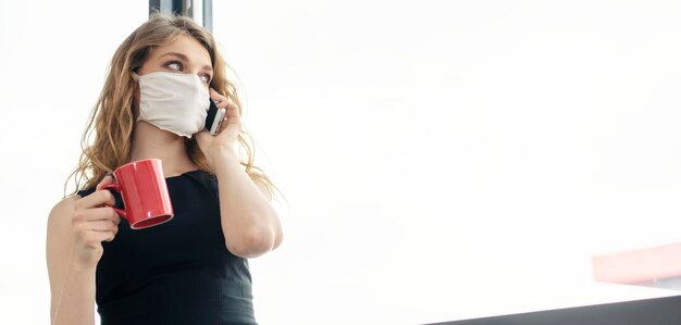 Foto retrato de una mujer bebiendo agua