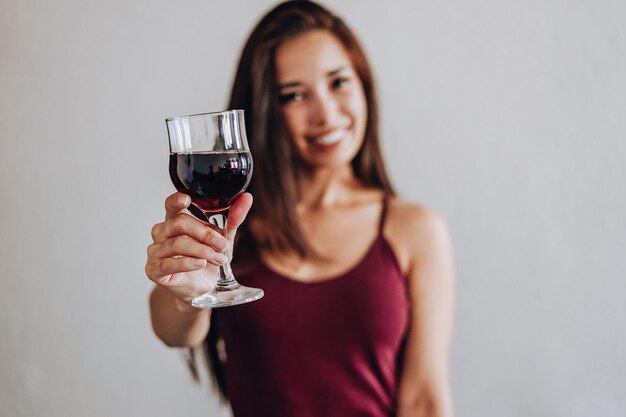 Foto retrato de una mujer bebiendo un vaso