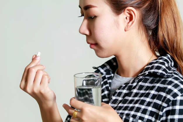 Foto retrato de una mujer bebiendo un vaso