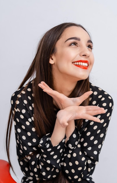 Retrato de mujer Belleza natural Emociones de personas Mirar hacia el lado manos cerca de la cara