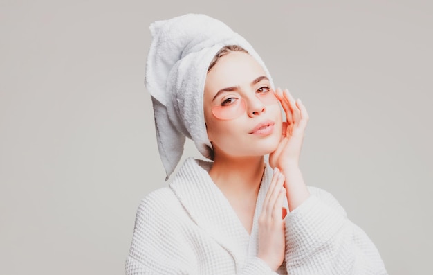 Retrato de mujer de belleza con parches en los ojos que muestran un efecto de piel perfecta debajo de máscaras para los ojos para puff