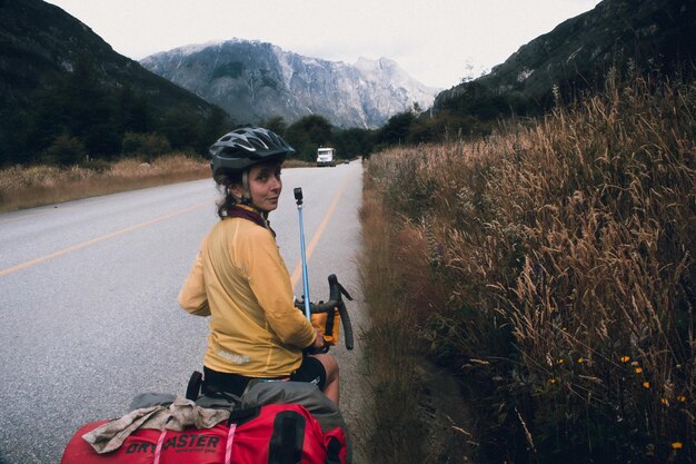 Foto retrato de una mujer en bicicleta contra el cielo