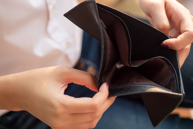 Retrato de mujer con billetera vacía