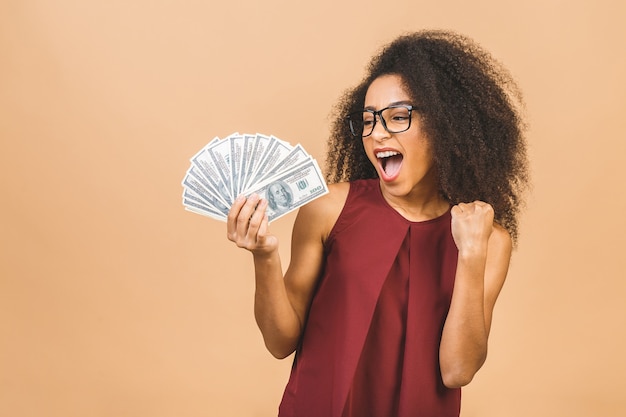 Retrato de mujer con billetes