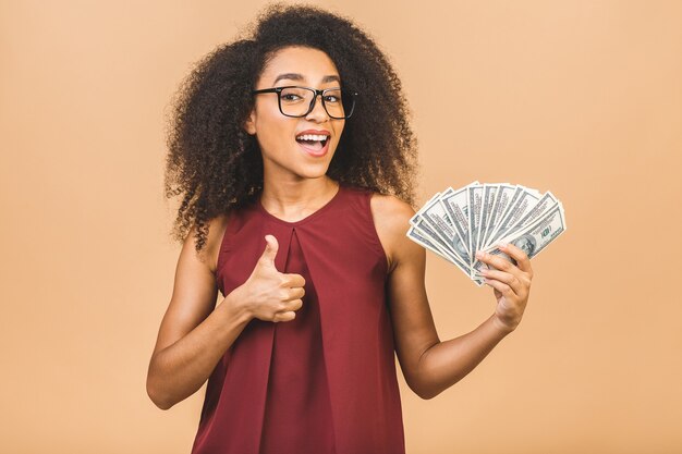 Retrato de mujer con billetes