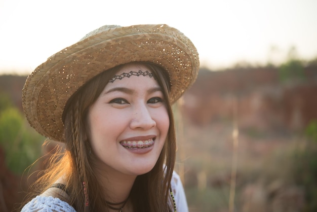 Retrato de mujer bohemia en puesta de solEstilo de vida de la chica moderna de Tailandia