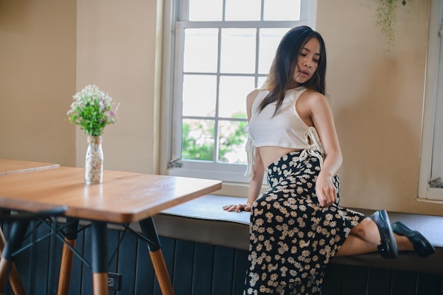 RETRATO Mujer bonita en un café restaurante con sensación de felicidad