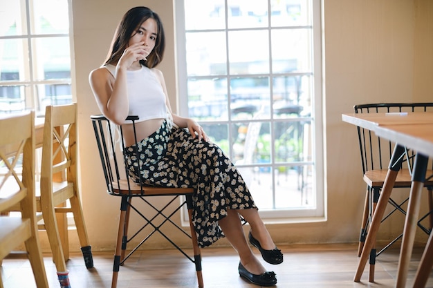 RETRATO Mujer bonita en un café restaurante con sensación de felicidad