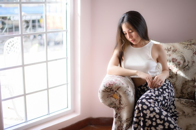 RETRATO Mujer bonita en un café restaurante con sensación de felicidad