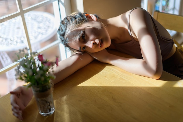 RETRATO Mujer bonita en un café restaurante con sensación de felicidad