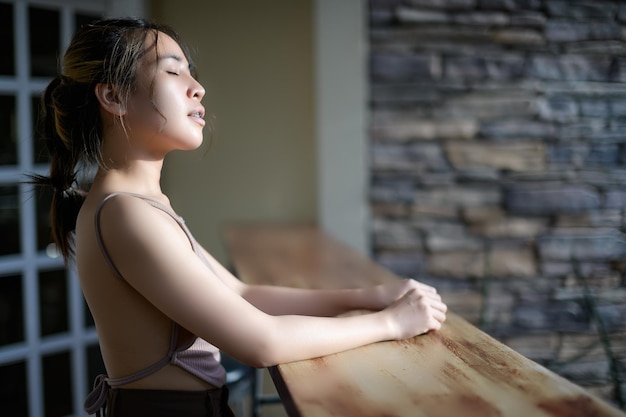 RETRATO Mujer bonita en un café restaurante con sensación de felicidad