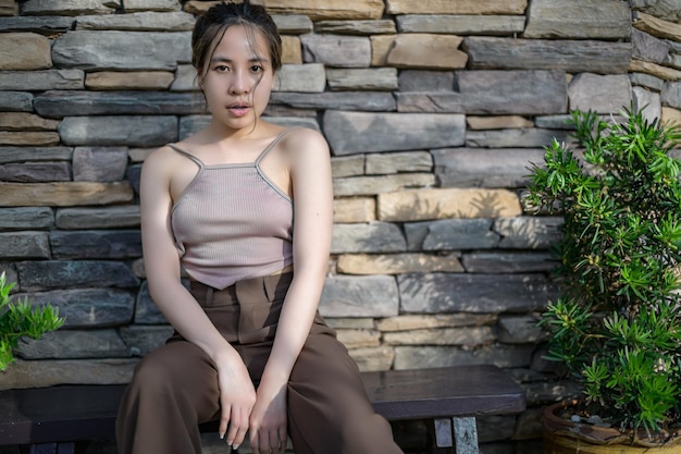 RETRATO Mujer bonita en un café restaurante con sensación de felicidad