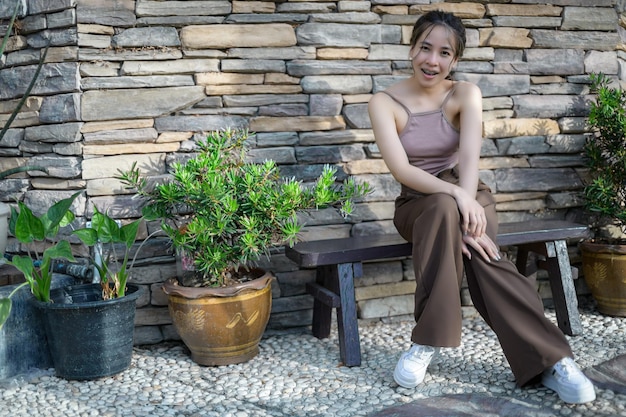 RETRATO Mujer bonita en un café restaurante con sensación de felicidad