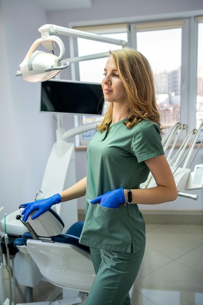 Retrato de mujer bonita dentista en clínica dental