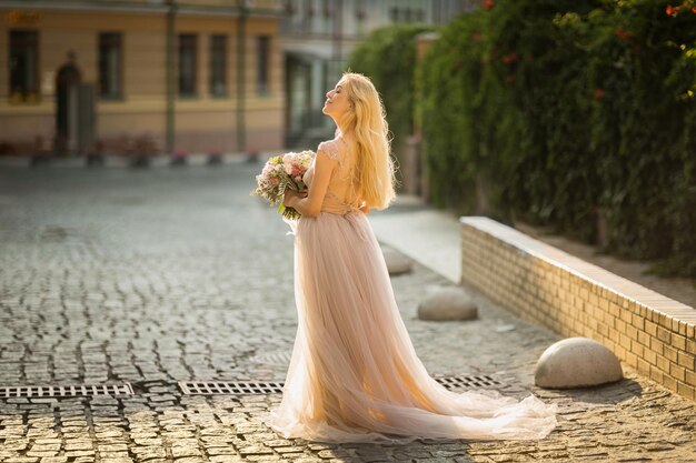 Retrato de una mujer bonita elegante con vestido de novia gris