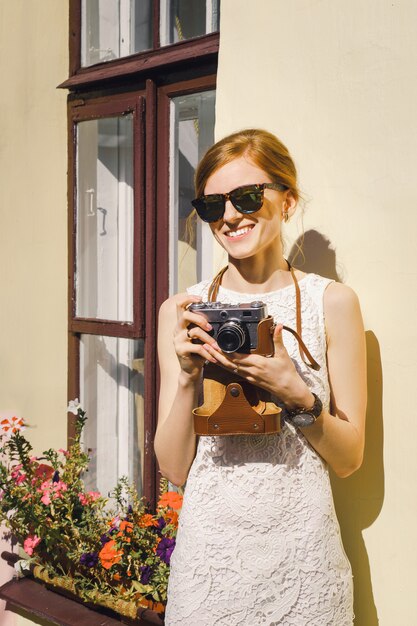 Retrato de mujer bonita feliz