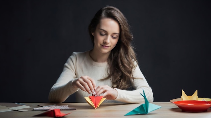 Foto retrato de mujer bonita haciendo origami creativo trabajo de arte