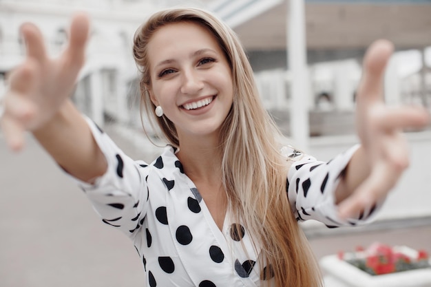 Retrato de mujer bonita joven al aire libre