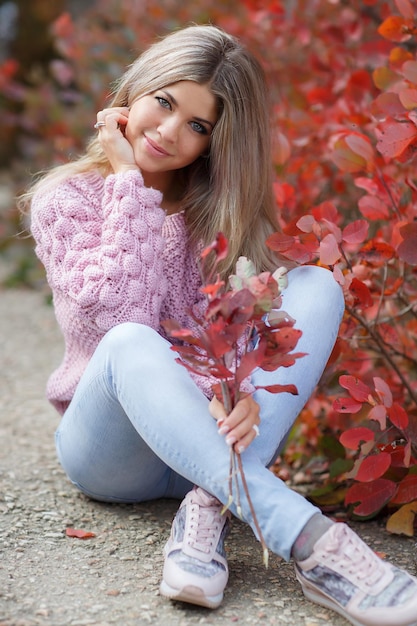 Retrato de mujer bonita joven al aire libre