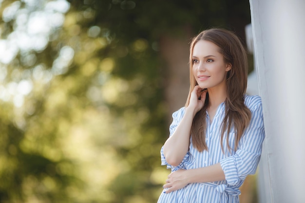 Retrato de mujer bonita joven al aire libre