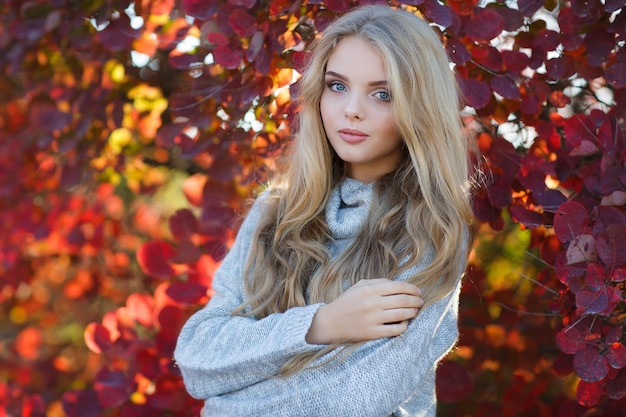 Retrato de mujer bonita joven al aire libre