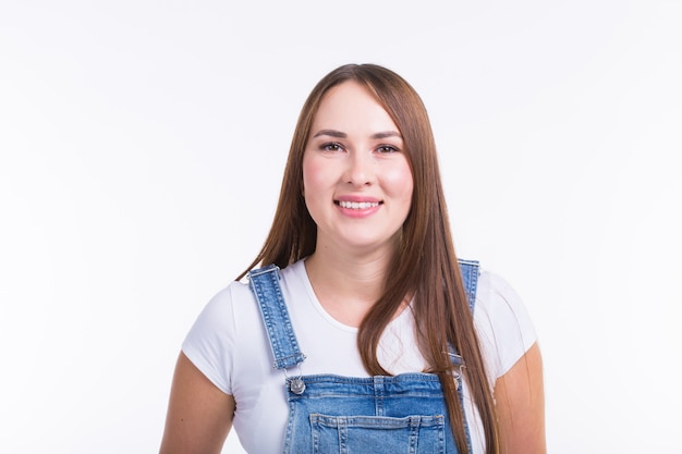 Retrato de una mujer bonita sonriente en denim en general aislado sobre fondo blanco.