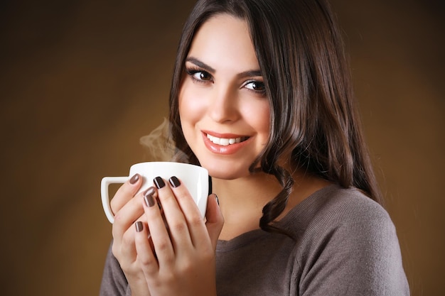 Retrato de mujer bonita sonriente con taza de café