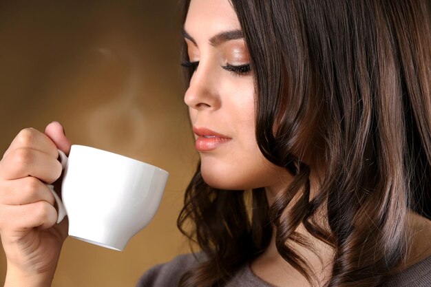 Retrato de mujer bonita sonriente con taza de café