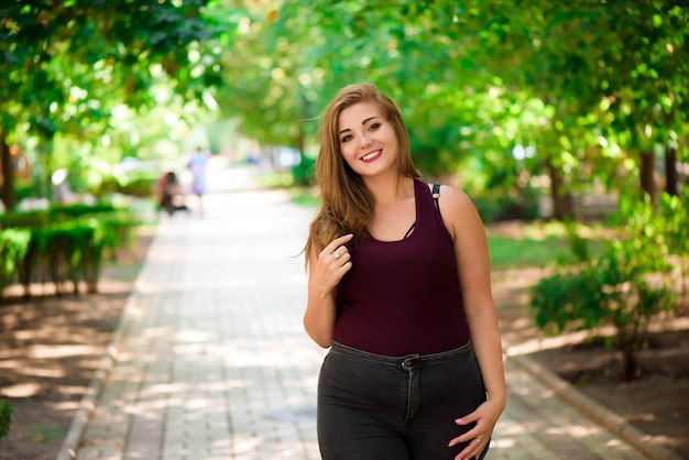 Retrato de mujer bonita de talla grande