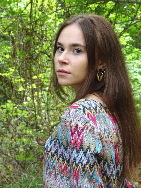 Foto retrato de una mujer en el bosque