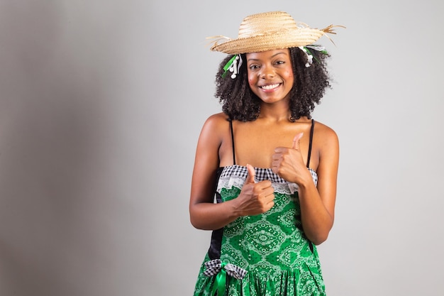 Retrato mujer brasileña negra en ropa de festa junina festival de San Juan pulgar hacia arriba