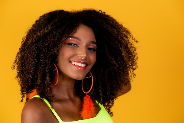 Retrato de mujer brasileña sonriente con cabello afro