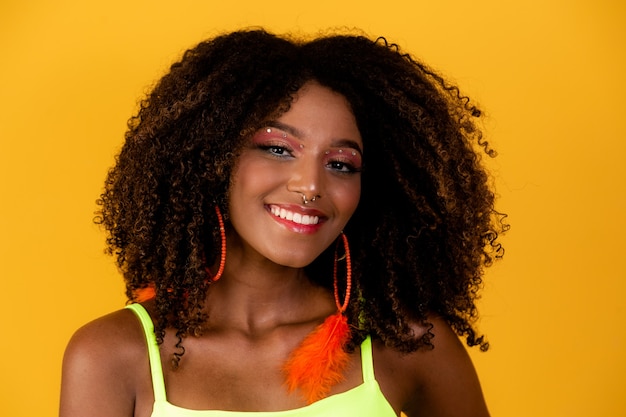 Retrato de mujer brasileña sonriente con cabello afro